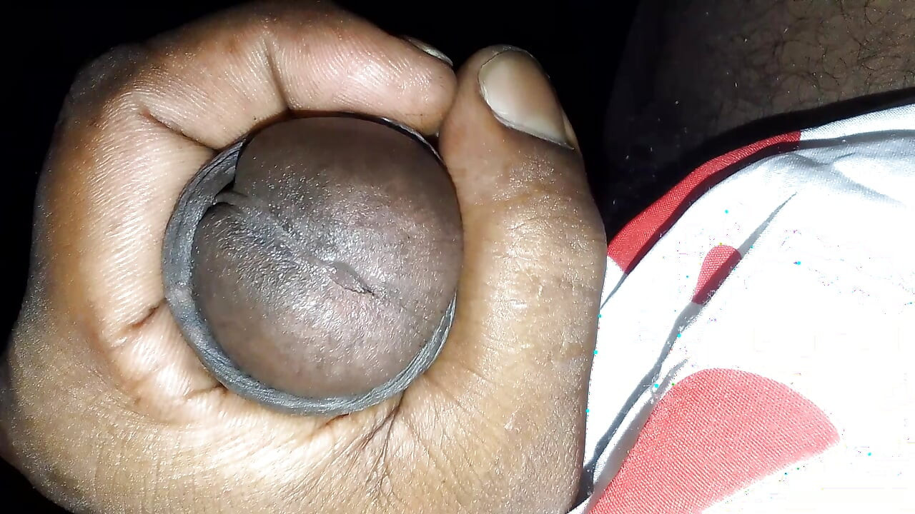 לובשת פנר כחול ביד עט בצבע צהוב