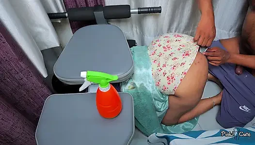 Kaam wali terjebak di meja, pemiliknya menyetubuhi pantatnya yang besar dari belakang.