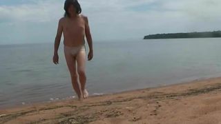 Mark Heffron在使徒群岛的海滩上裸体远足