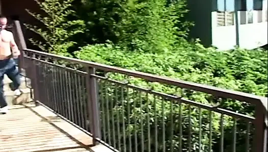 Модель на балконе