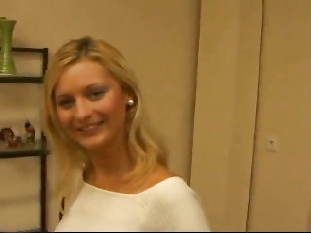 Une blonde férasse de bites suce et s'étouffe sur une bite bien dure