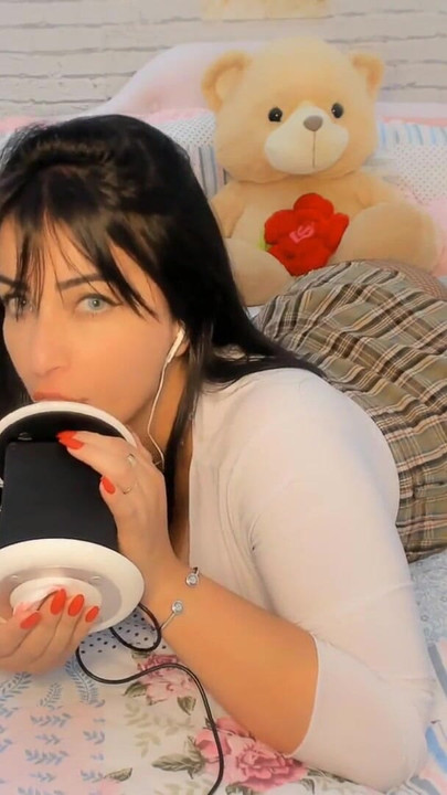 Emotivni trenutak iz "Porn ASMR INTENZIVAN Seksi Latina liže uši ZVUKOVI SISA I MOKRE PIČKE"