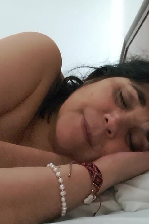 MILF Okşamalar Ve Sert Ama Zengin Bir Anal Oral Alıyor