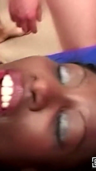 Chica africana rodeada en un bukake vintage alemán con pijas | Clip 1