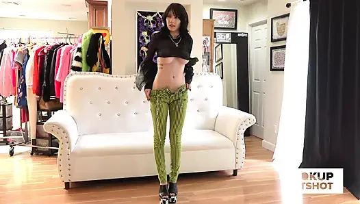 BTS - Leda Elizabeth соблазняет объектив ее красивыми изгибами!