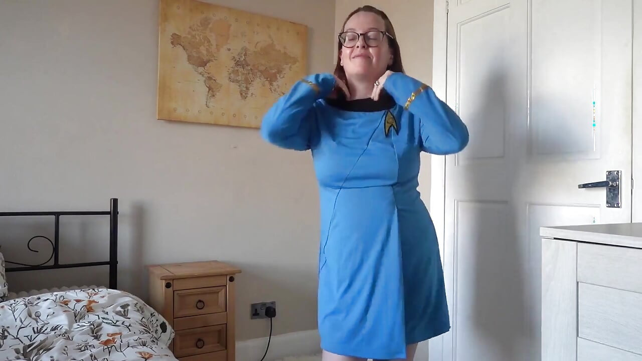 Striptease in Star Trek cosplay verpleegsteruniform