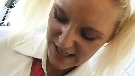 Горячие немецкие тинки трахаются пальцами и сосут хуй в винтажном фильме