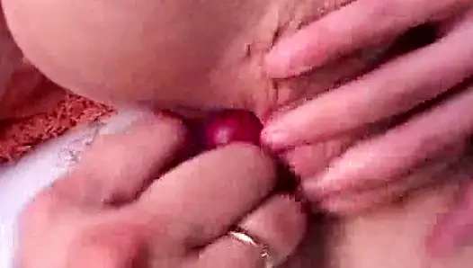 Porno yıldızı orta yaşlı seksi kadın yoğun çifte penetrasyonlu üçlü seks yapıyor