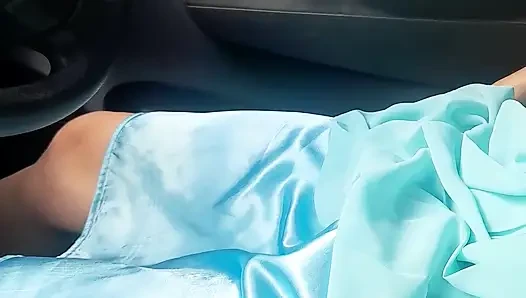 Saten astarlı mavi şifon elbisesi giyerek boşalıyor