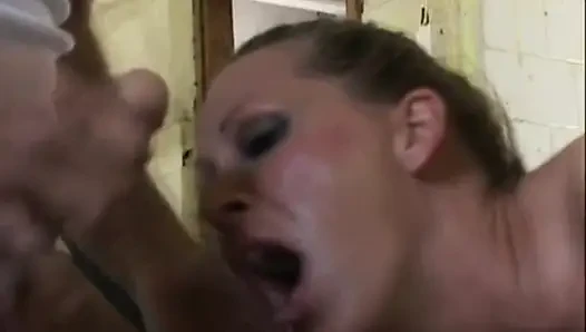Vollbusige MILF-krankenschwester masturbiert dort mit dildo mit schwanz und arschfickt sie