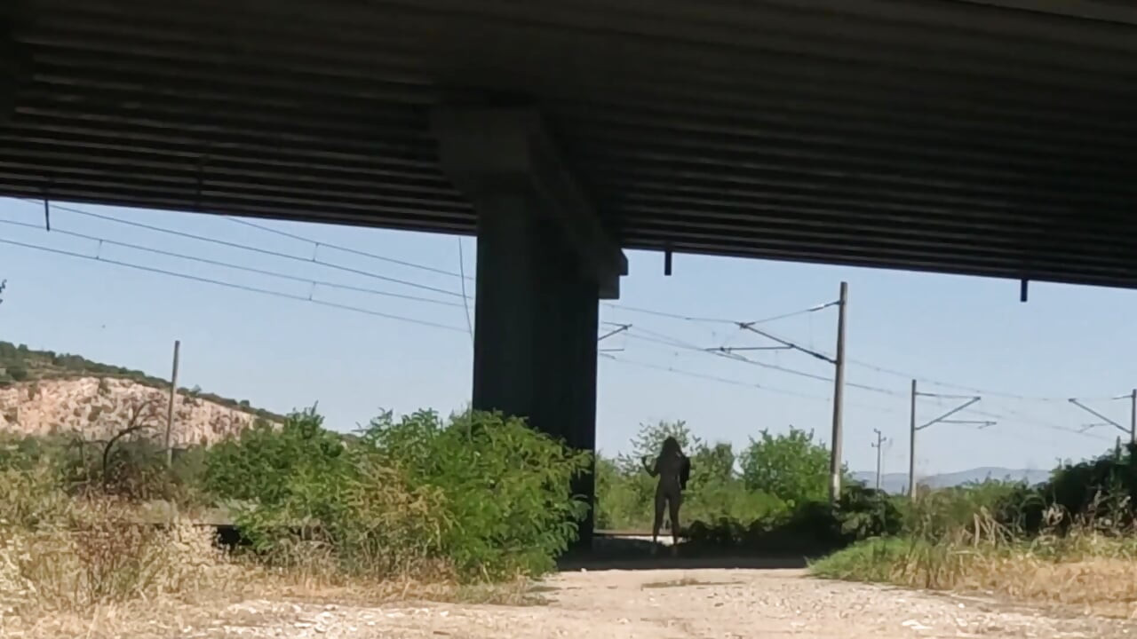 Slave Tih muestra su coño y tetas debajo del puente