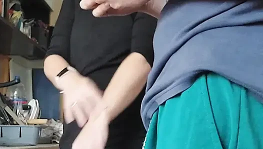 Sex in der küche während der mittagsvorbereitung