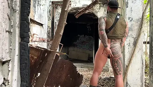 Terk edilmiş yapıda halka açık mastürbasyon ve dildo oyunu