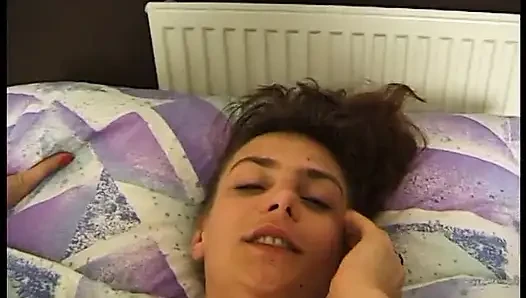 Brünette brünette füchsin wird in pov geknallt und auf den bauch gespritzt