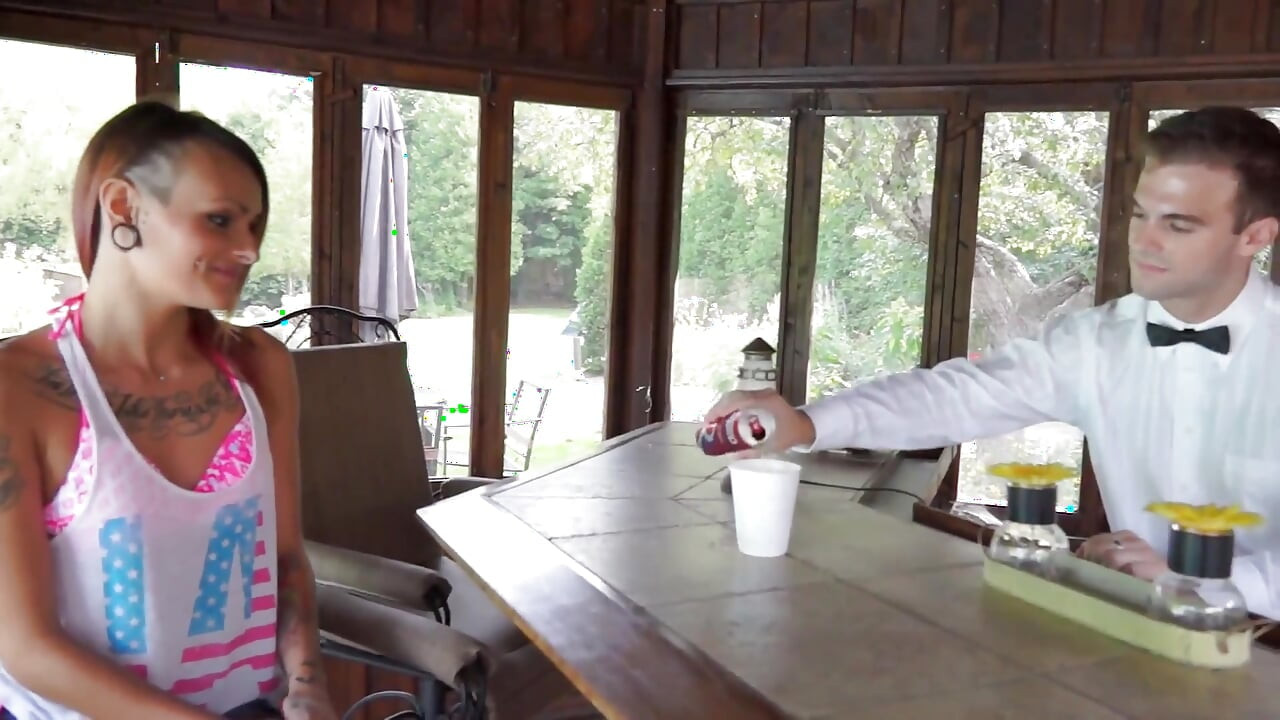 Трах на пляже в баре - горячая и возбужденная