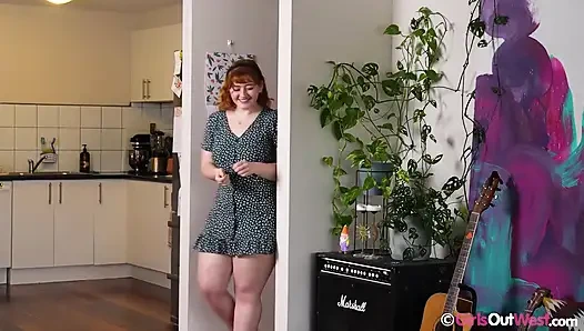 Büyük memeli ve kıllı amcıklı tombul lezbiyenler kanepede birbirlerini yalıyor ve parmaklıyor