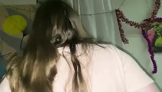 BÜYÜK GÖTLÜ ŞORTLU BIR EVLI KADıNıN GERÇEK EV YAPıMı SEKSI. ÜSTÜNE ÇıKıYOR VE INLIYOR. SOHBETLERLE RUS EVI