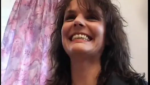 Brünette brünette schlampe mit runder hintern bekommt ihre haarige muschi in pov gefingert