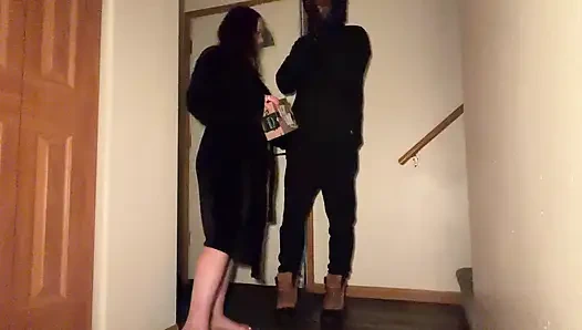 Evli Kadın Kurye Adamla Sikişiyor Ve Kocası Sikiliyor