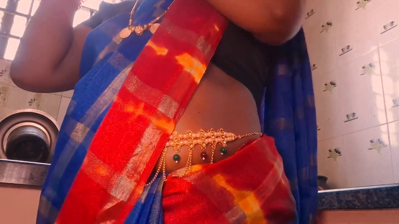 Indian Maid Spreads Her Legs to Get Tips for Reel Shoots