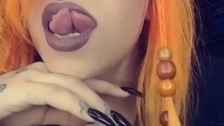 Une bombasse sexy exhibe sa langue fendue