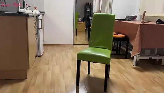 Yeşil sandalye dildoya biniyor