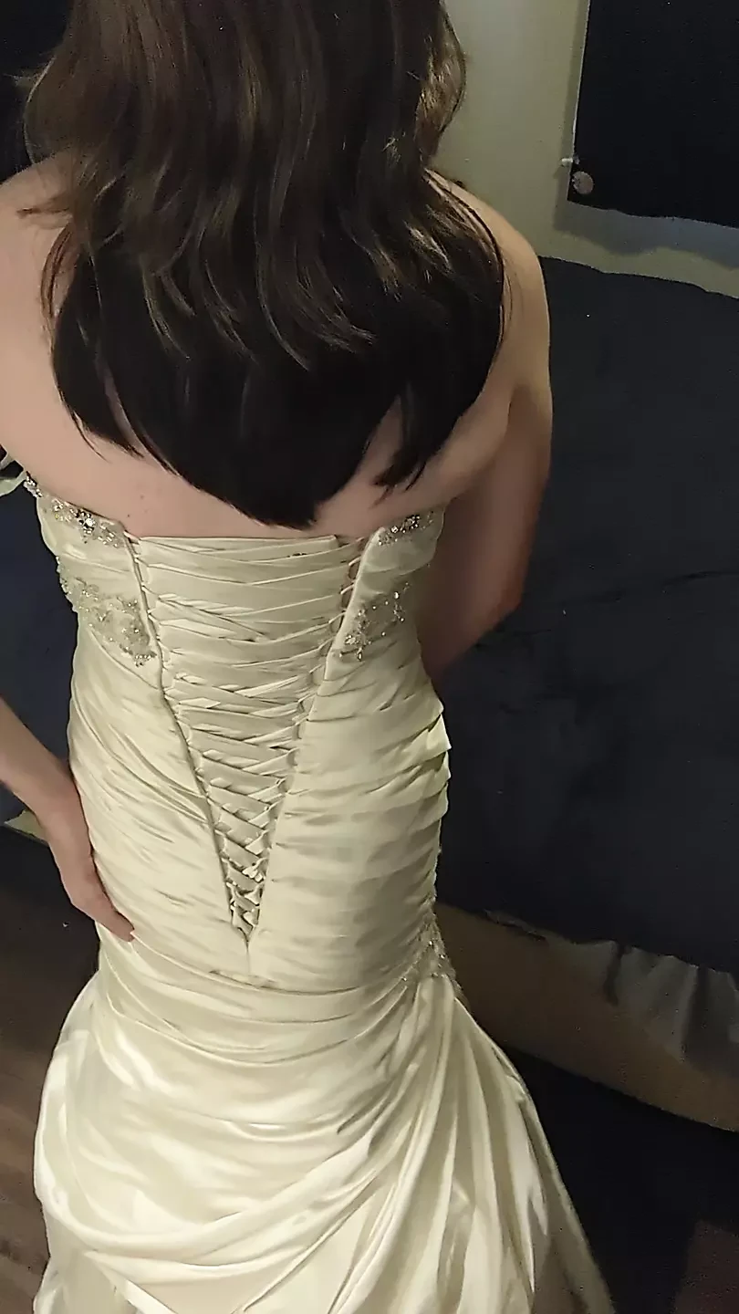 试穿我的第一个美人鱼风格的缎面婚纱