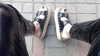 Camino en leggings de látex y sandalias sexy