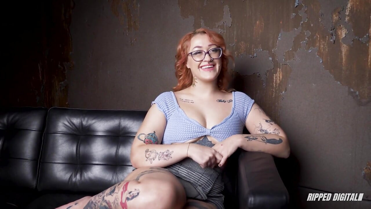 Pelirroja tatuada Spinnin Shae obtiene placer extremo de la esclavitud