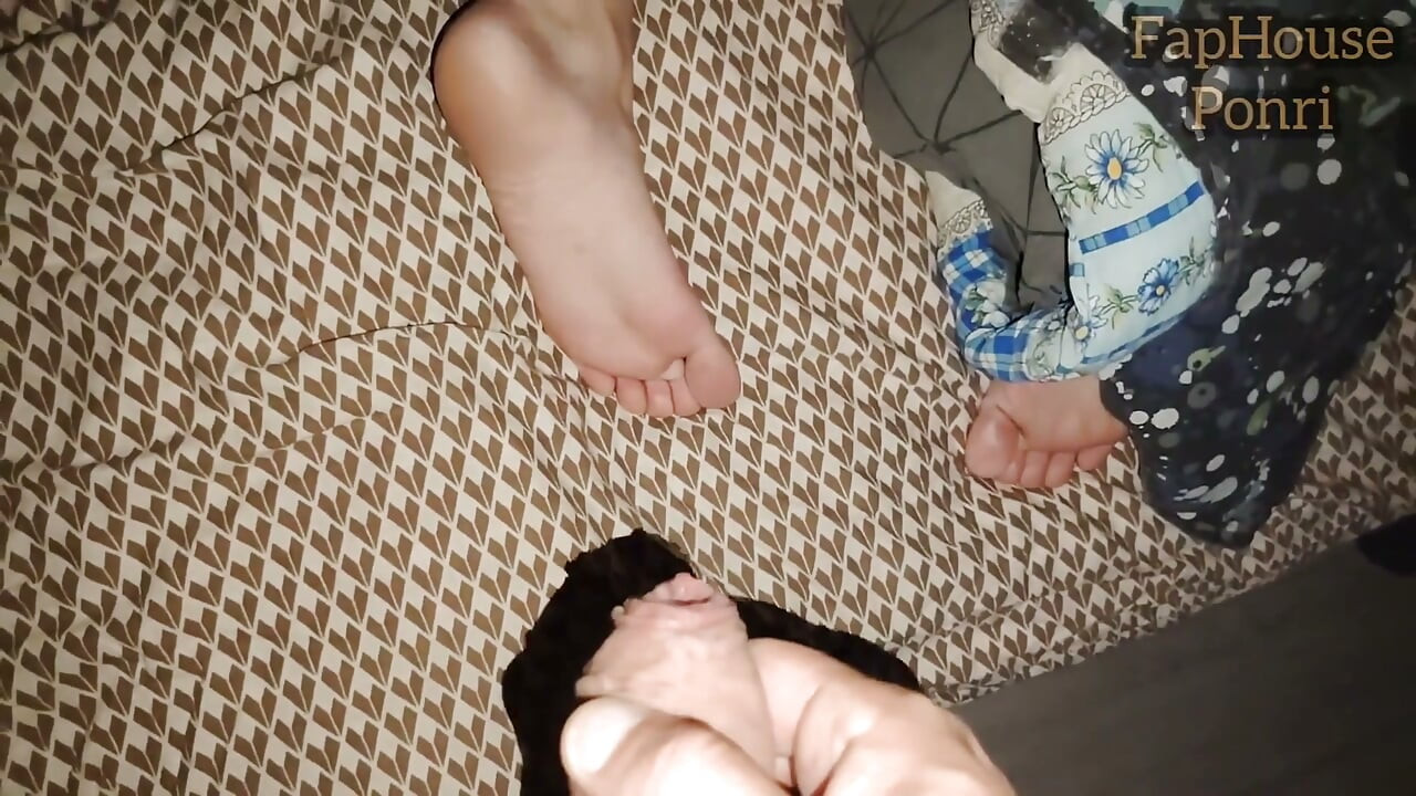 Chị kế của tôi để tôi chạm vào chân cô ấy.