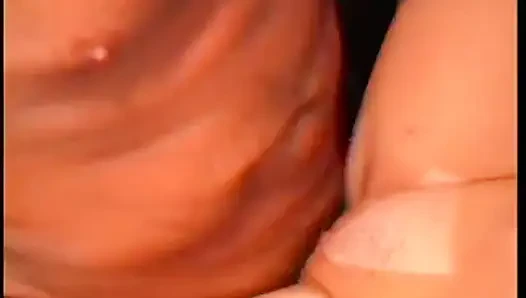 Sevimli esmer kadın sert sikilmeden önce dövmeli adamın yüzüne oturmayı seviyor