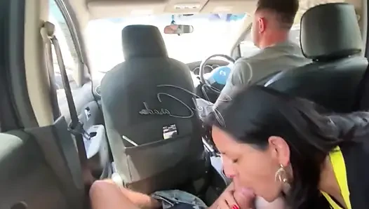 Hareket halindeki arabada amını verdi