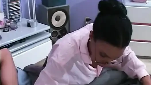 Yatak odasında seksi zenci büyük memeli orta yaşlı seksi kadın