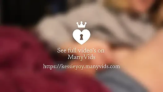Menonton TV bersama berubah menjadi handjob dengan orgasme yang belum dini dan benar-benar hancur
