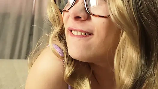 Blonde brille stiefschwester furzt, weil ihr bauch weh tut, so furzt sie, macht dann eine cameltoe-muschi mit ihrem höschen und masturbiert