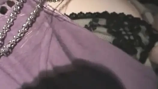 Die frau beim auto-sex geknebelt