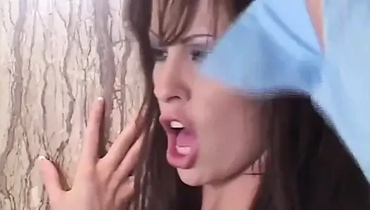 Vanessa membuka vaginanya meneteskan kesenangan