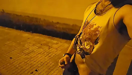 Neredeyse sokağın ortasında mastürbasyon yapıyor ve işiyor