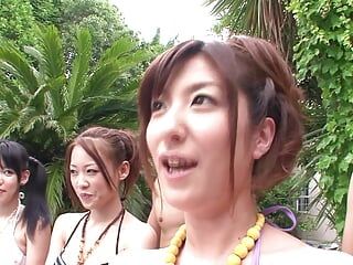 日本の女はプールの近くでチンポを吸った後、性交を楽しんでいます