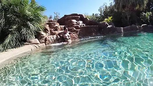 Heißer lesbischer interracial spaß im pool