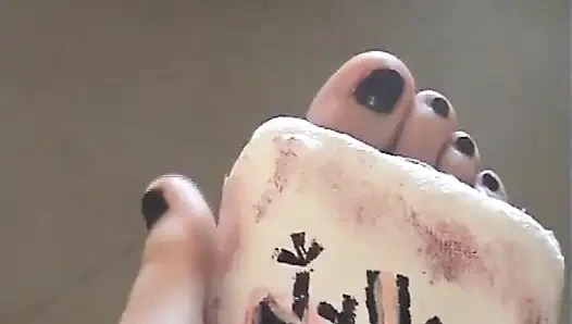 Uzun bacaklı ve... Yalınayak