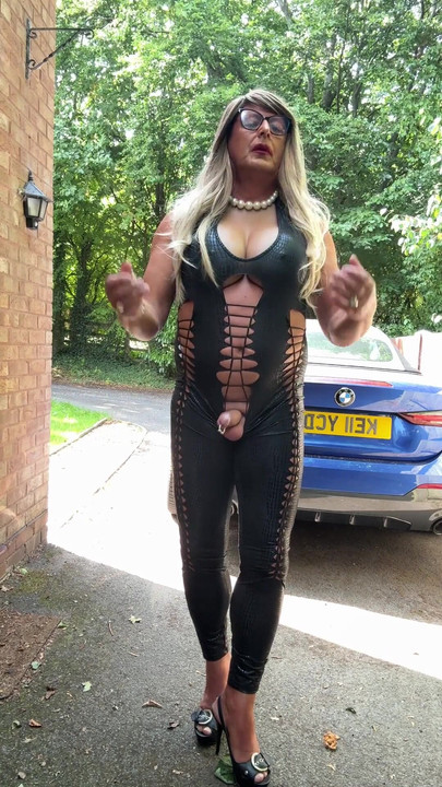Nezaboravan trenutak iz "Seksi transvestita kellycd2022 u crnom pvc catsuitu i štiklama"