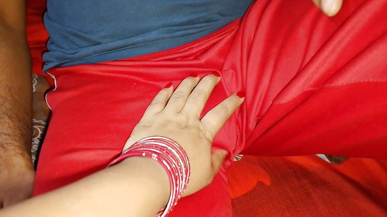 Η νεαρή Ινδή Ινδή γκόμενα αποπλανεί την Devar επιδεικνύοντας τη σέξι σιλουέτα της - με κόκκινο saree