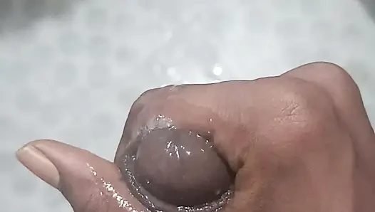 Banyo kendisi oğlan tek başına parmaklıyor