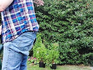 Gärtner-Vater bewegt Pflanzen, macht dann eine Pause fürs Rauchen
