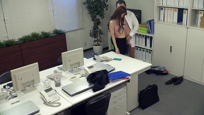 Nadgodziny ciepło z mężczyzną, którego udaję, że nienawidzę