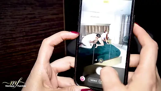 Üvey kızımı erkek arkadaşıyla seks yaparken yakalıyorum ve amımı sikebilmeleri için katılıyorum - monique fuentes
