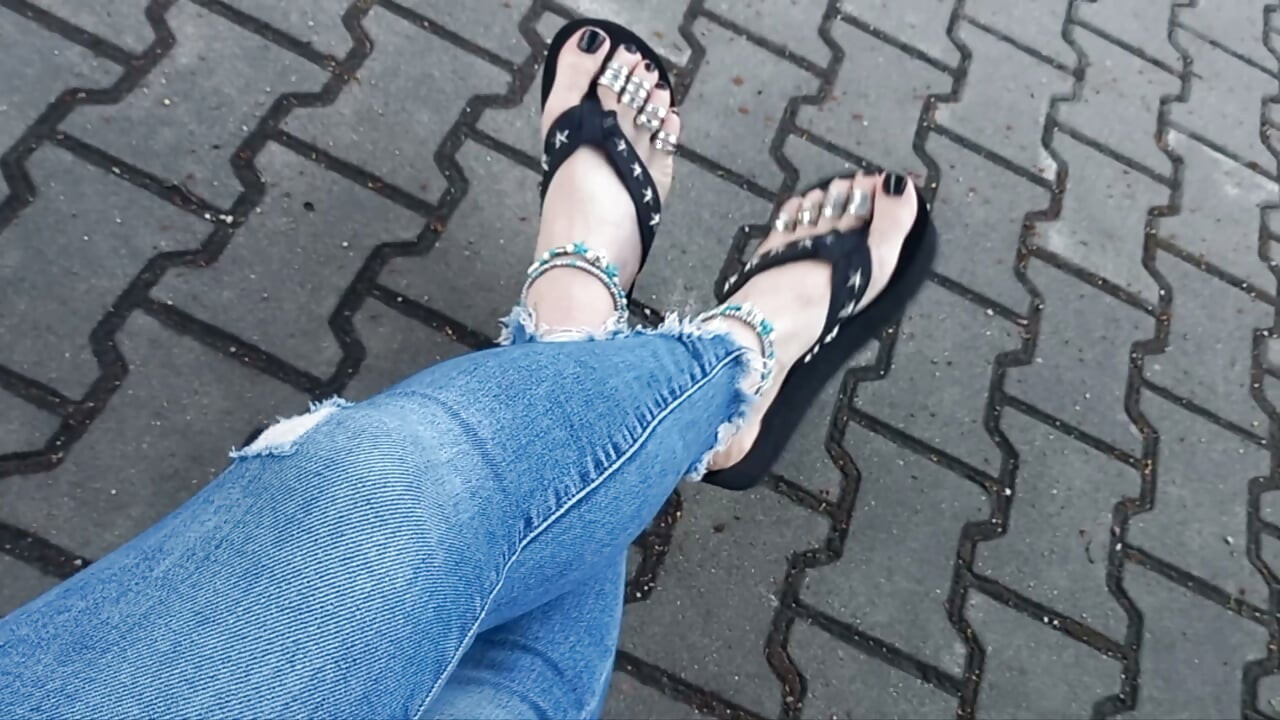Sexy feet in black platforms, toe rings & anklets + ripped jeans