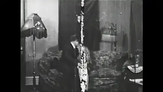 Молодые волосатые киски трахнули бабушкой и дедушкой в винтажном видео