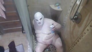 FatAssSmallDick tejszínhabot használ magán a zuhany alatt